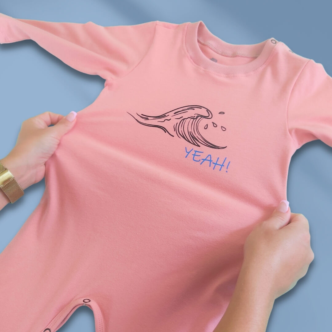 Macacão Bebê Longo Manga Longa Algodão Sustentável Confortável Rosa Onda Yeah Macacão Bebê Longo Manga Longa Algodão Sustentável Confortável Rosa Onda Yeah