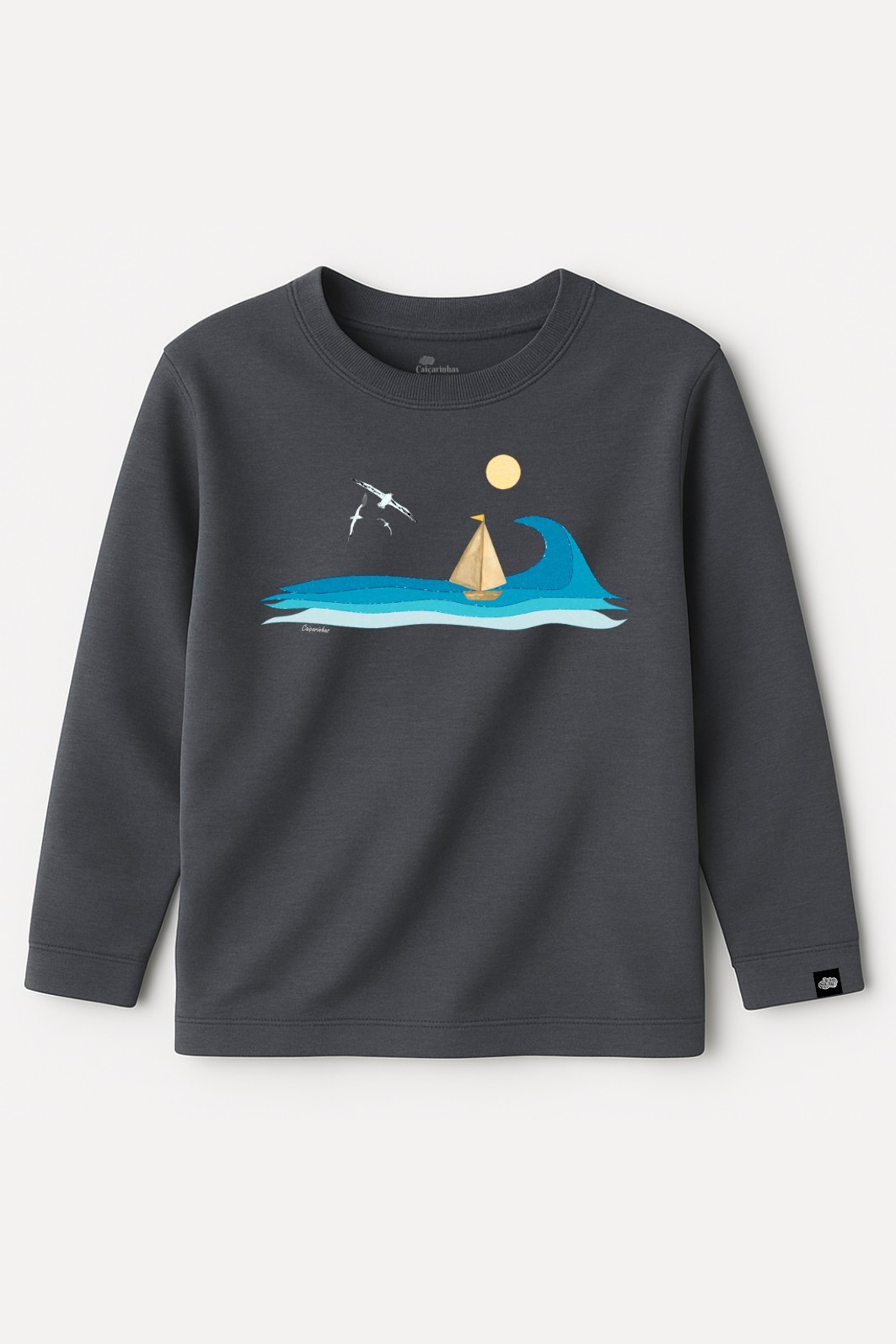 Camiseta Infantil Manga Longa Algodão Toque Macio Cinza Veleiro no Oceano Camiseta Infantil Manga Longa Algodão Toque Macio Cinza Veleiro no Oceano