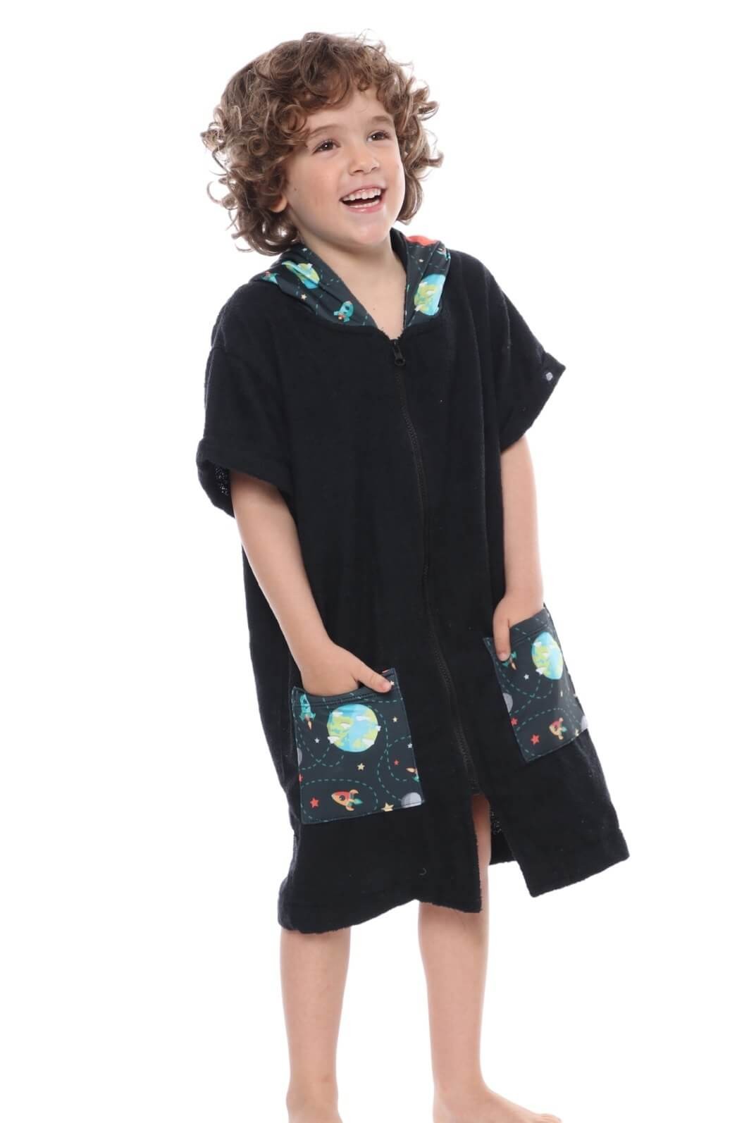 Roupão Infantil Com Capuz e Zíper 100% Algodão Super Secagem Proteção UV50+ Preto Universo Roupão Infantil Com Capuz e Zíper 100% Algodão Super Secagem Proteção UV50+ Preto Universo