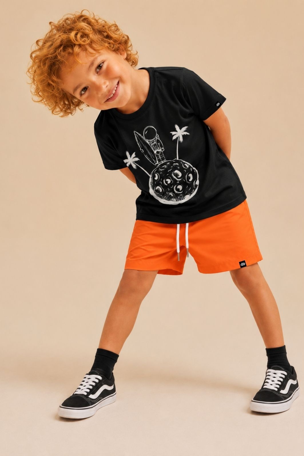 Camiseta Infantil Manga Curta Algodão Sustentável Exclusiva Preto Astronauta Surfista Camiseta Infantil Manga Curta Algodão Sustentável Exclusiva Preto Astronauta Surfista