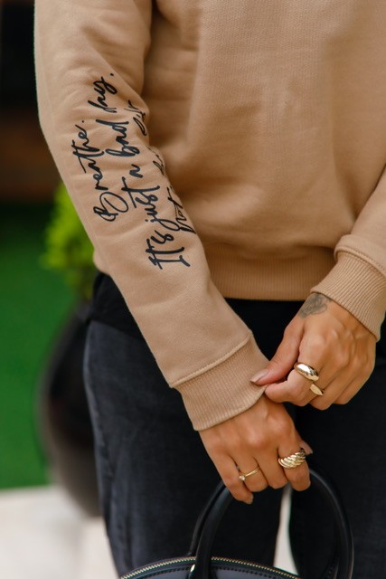 BLUSÃO MOLETOM CORAÇÃO - AMENDOA BLUSÃO MOLETOM CORAÇÃO - AMENDOA