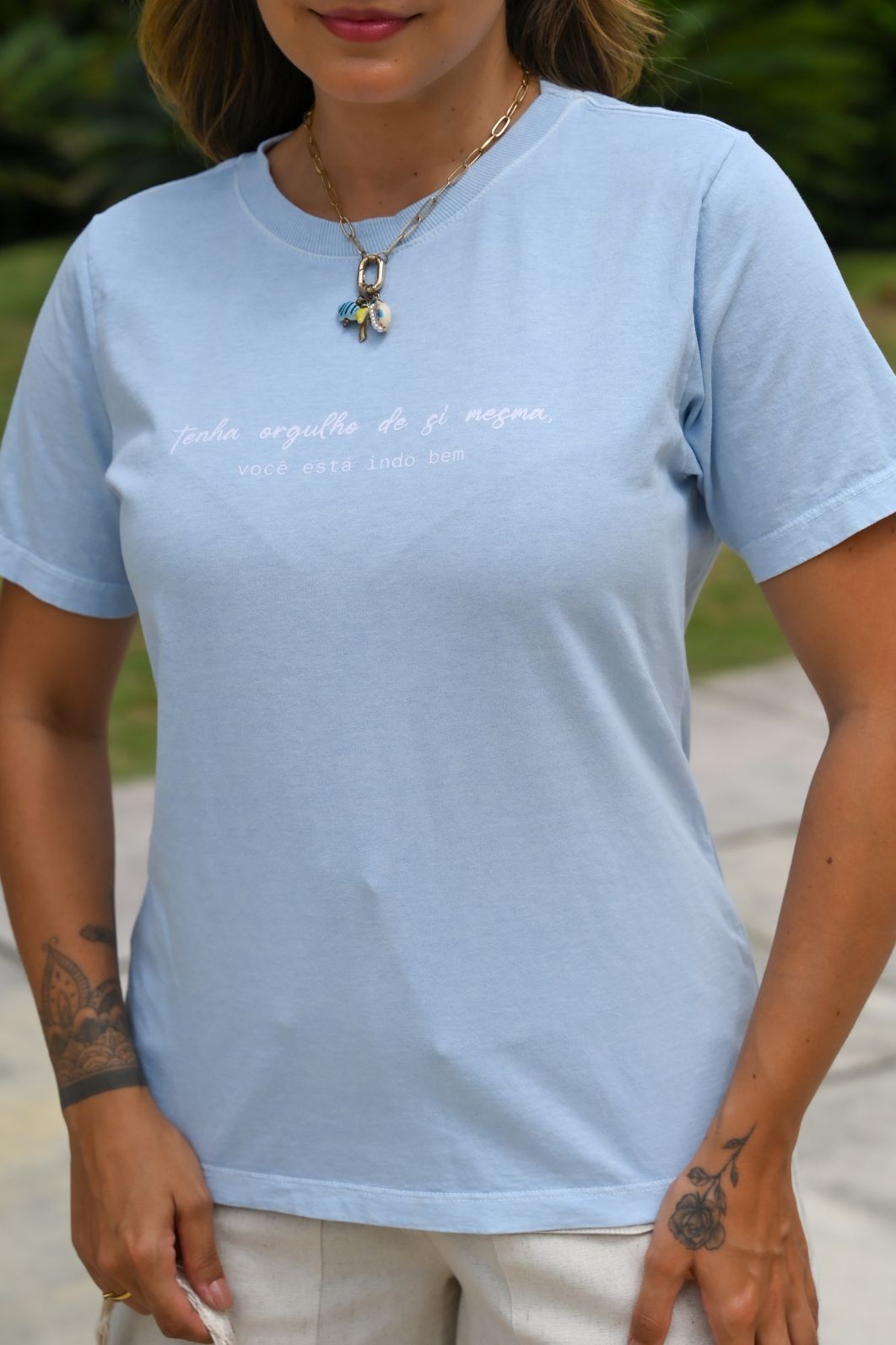 T-SHIRT ESTONADA TENHA ORGULHO - AZUL CÉU T-SHIRT ESTONADA TENHA ORGULHO - AZUL CÉU