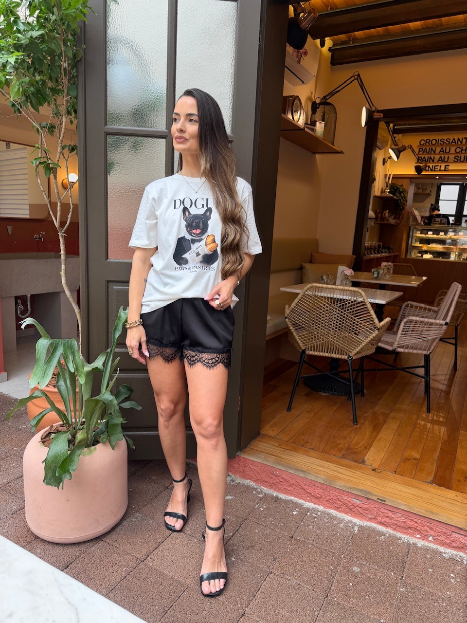 SHORTS DE CETIM COM BARRA DE RENDA - PRETO SHORTS DE CETIM COM BARRA DE RENDA - PRETO
