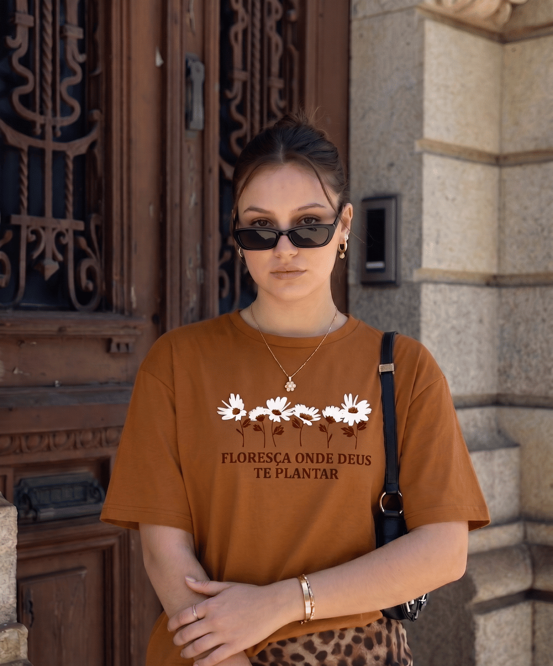 T-SHIRT FLORESCER - CARAMELO