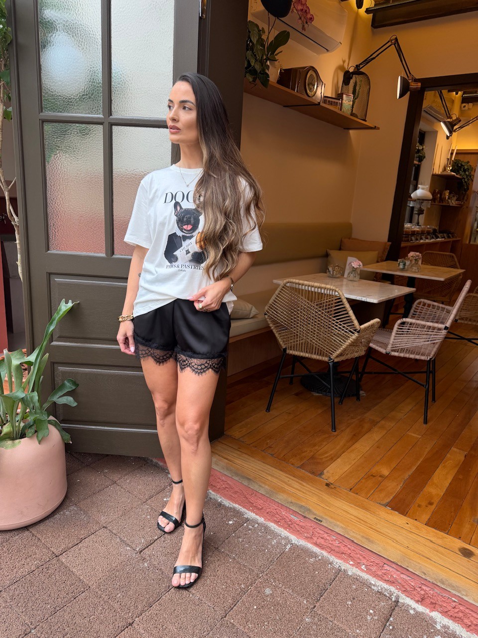 SHORTS DE CETIM COM BARRA DE RENDA - PRETO SHORTS DE CETIM COM BARRA DE RENDA - PRETO