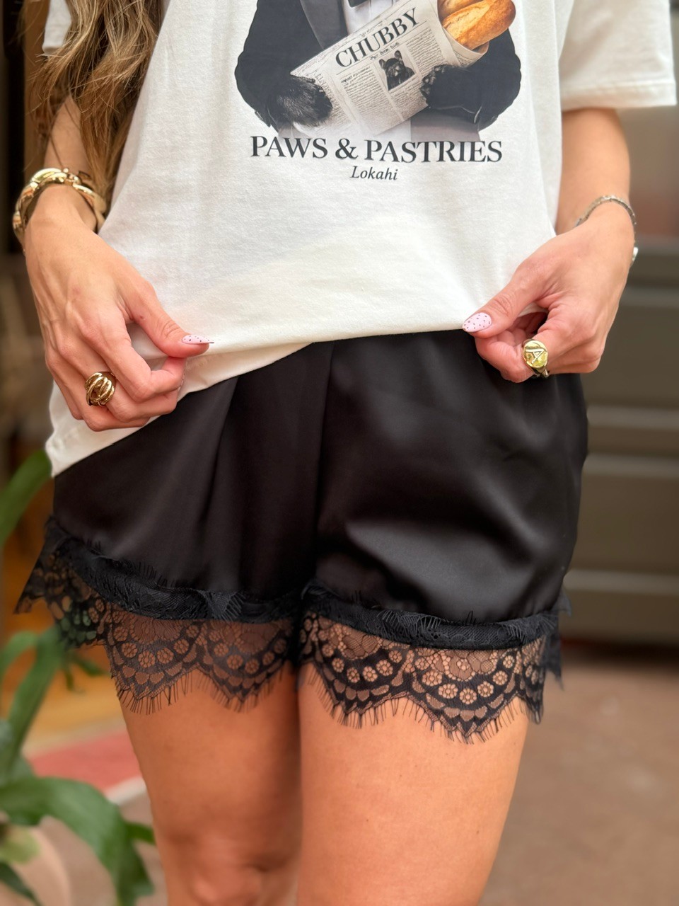 SHORTS DE CETIM COM BARRA DE RENDA - PRETO SHORTS DE CETIM COM BARRA DE RENDA - PRETO
