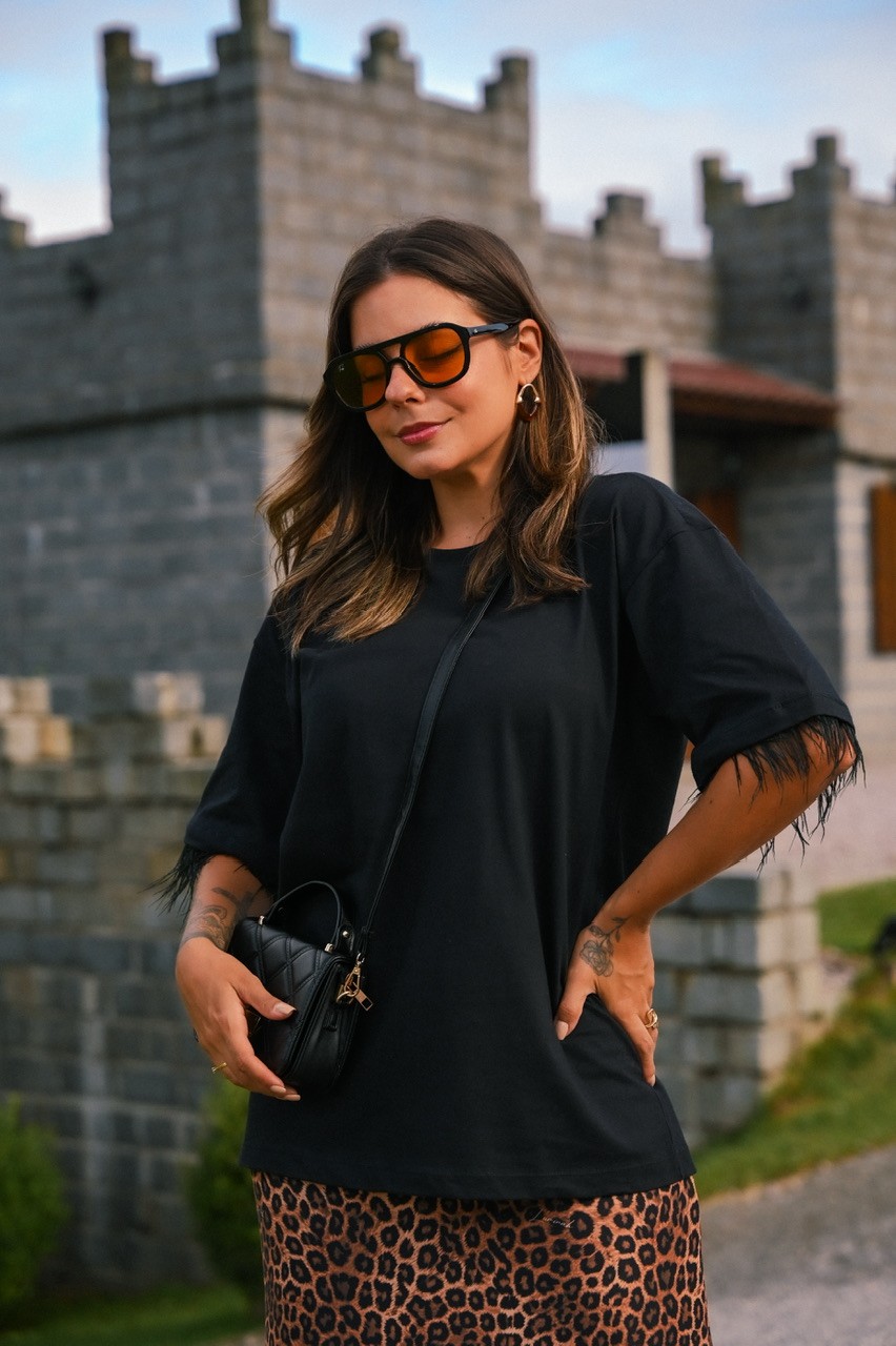 T-SHIRT OVERSIZED PLUMAS - PRETO