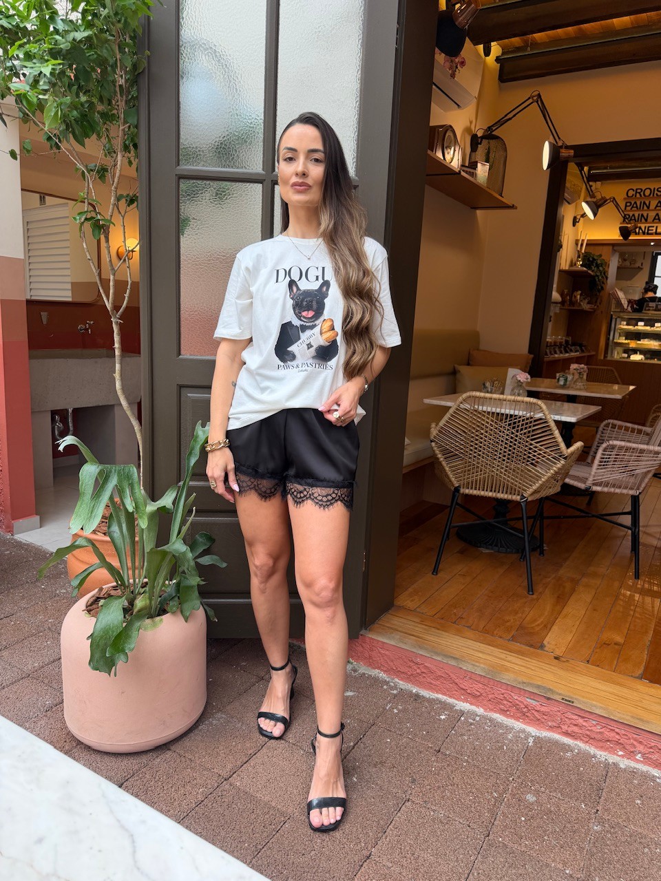 SHORTS DE CETIM COM BARRA DE RENDA - PRETO SHORTS DE CETIM COM BARRA DE RENDA - PRETO