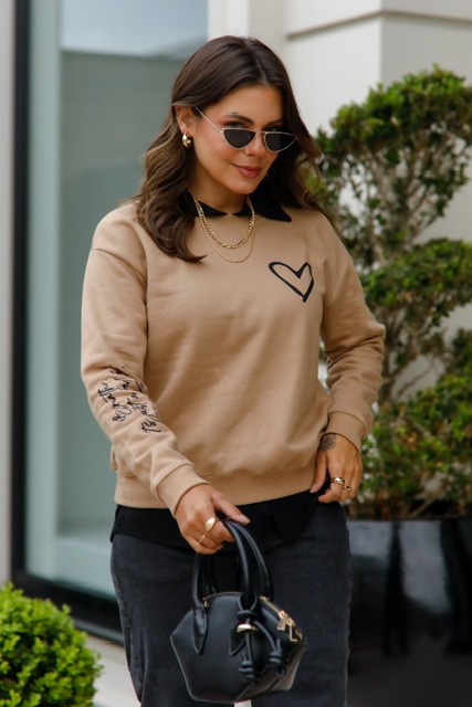 BLUSÃO MOLETOM CORAÇÃO - AMENDOA BLUSÃO MOLETOM CORAÇÃO - AMENDOA