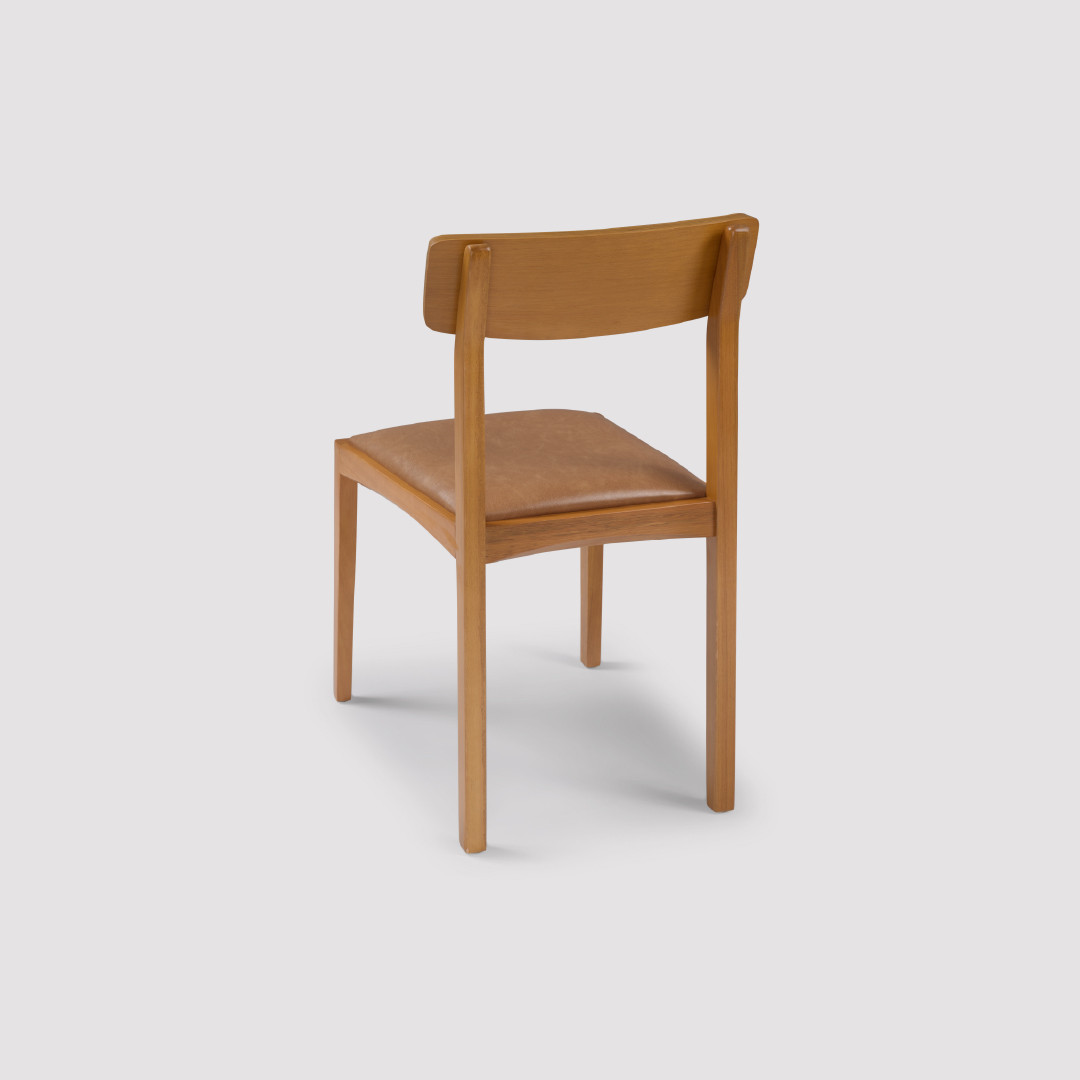Cadeira Noto Estofada em Madeira Maciça com Design Curvo e Fluido Cadeira Noto Estofada em Madeira Maciça com Design Curvo e Fluido