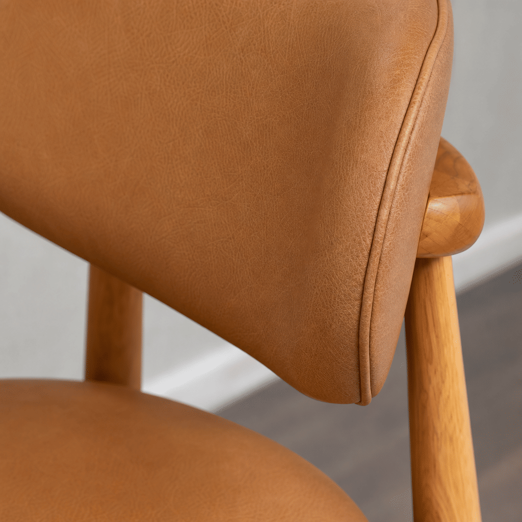 Cadeira Porto Estofada Corino Caramelo em Madeira Maciça cor Mel com Design Minimalista Cadeira Porto Estofada Corino Caramelo em Madeira Maciça cor Mel com Design Minimalista