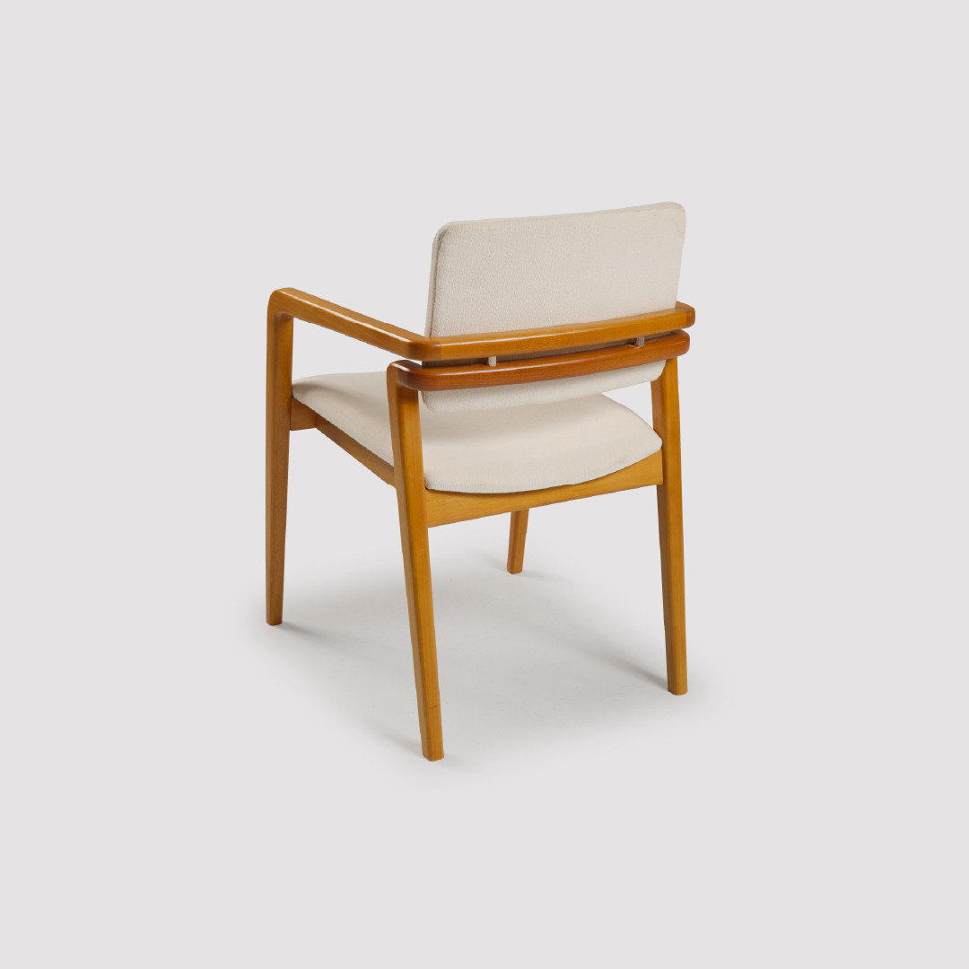 Cadeira Positano Estofada em Madeira Maciça Versátil para Ambientes Modernos Cadeira Positano Estofada em Madeira Maciça Versátil para Ambientes Modernos
