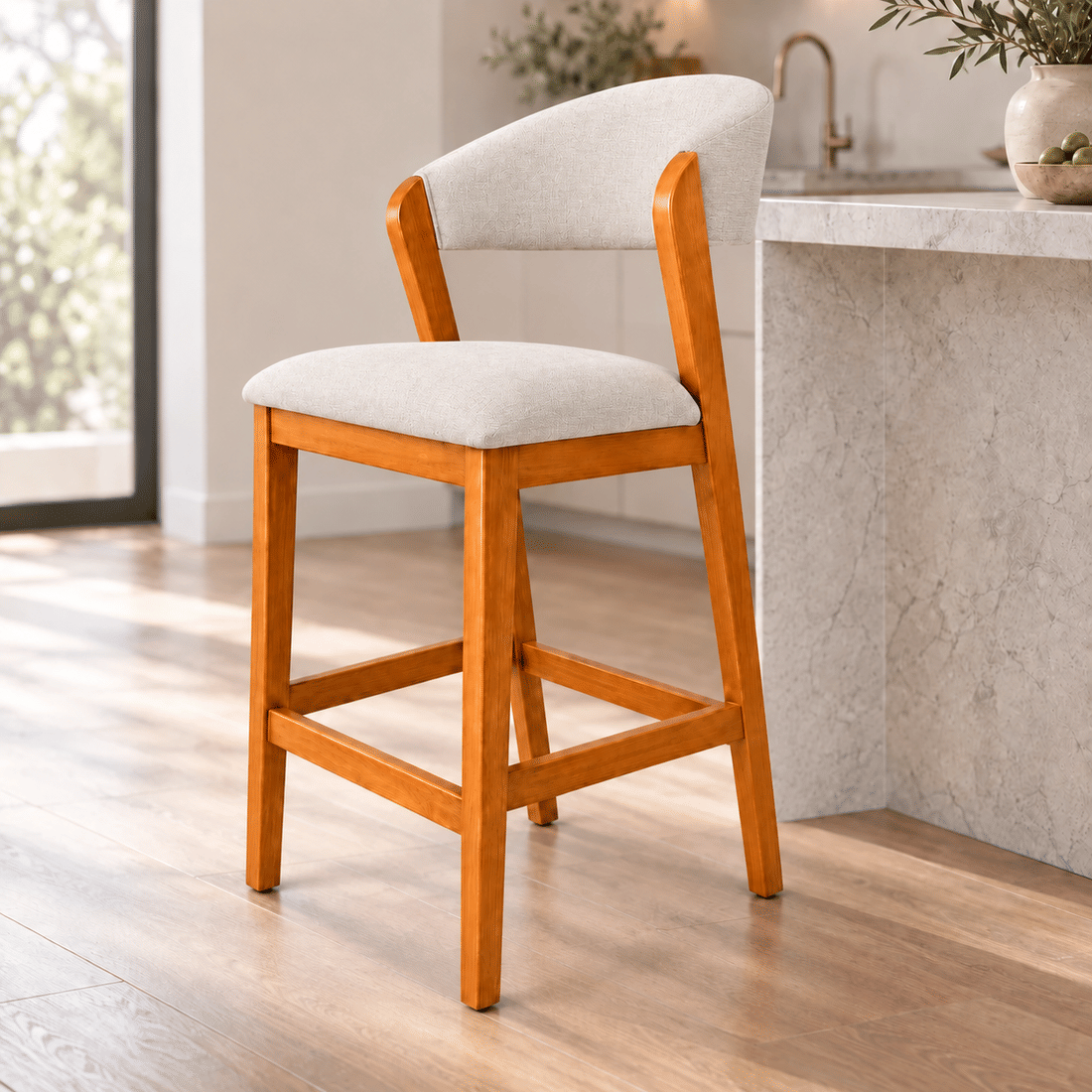 Banqueta Seul Braços Em Madeira Cor Mel e Toda Estofada Linho Off-White Banqueta Seul Braços Em Madeira Cor Mel e Toda Estofada Linho Off-White