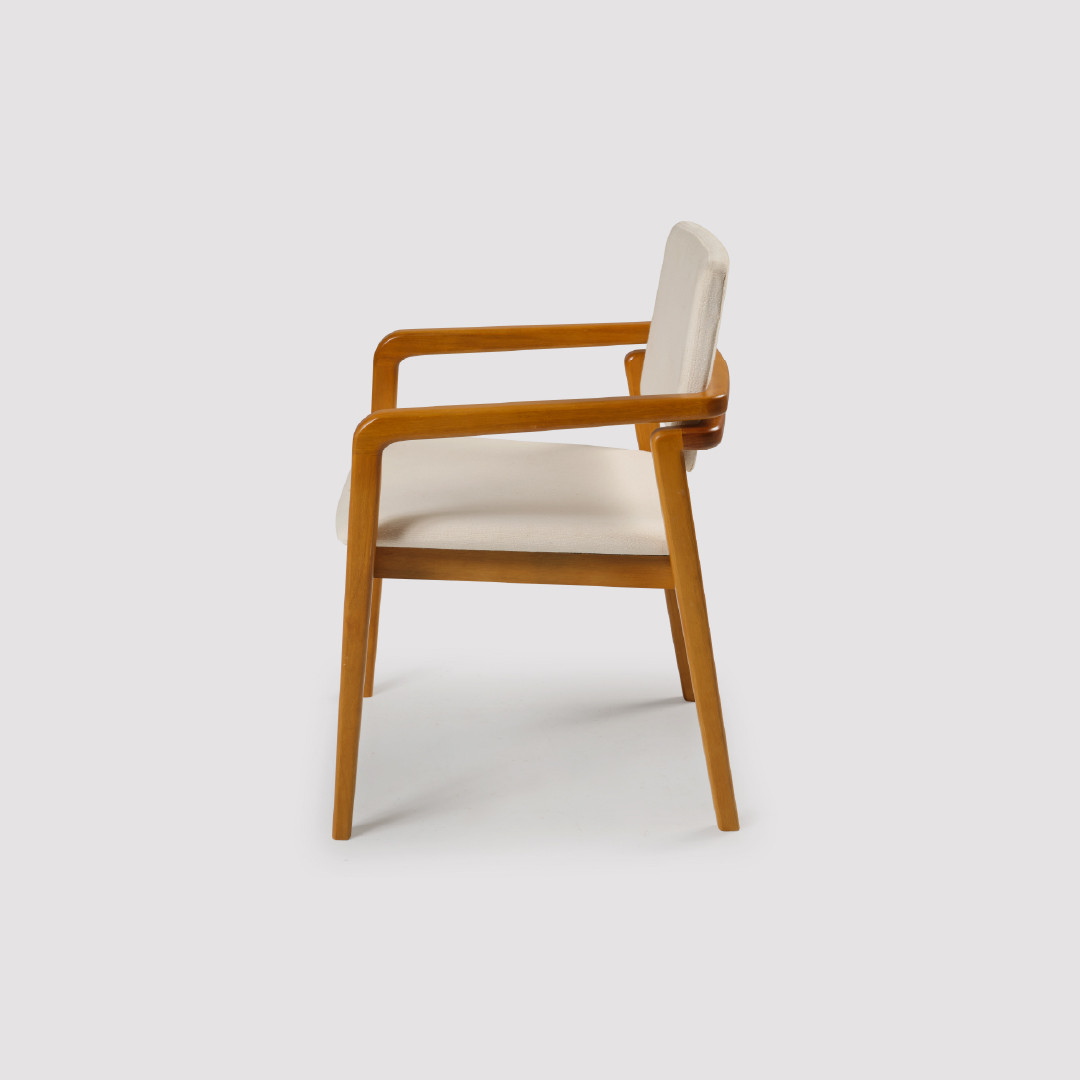 Cadeira Positano Estofada em Madeira Maciça Versátil para Ambientes Modernos Cadeira Positano Estofada em Madeira Maciça Versátil para Ambientes Modernos