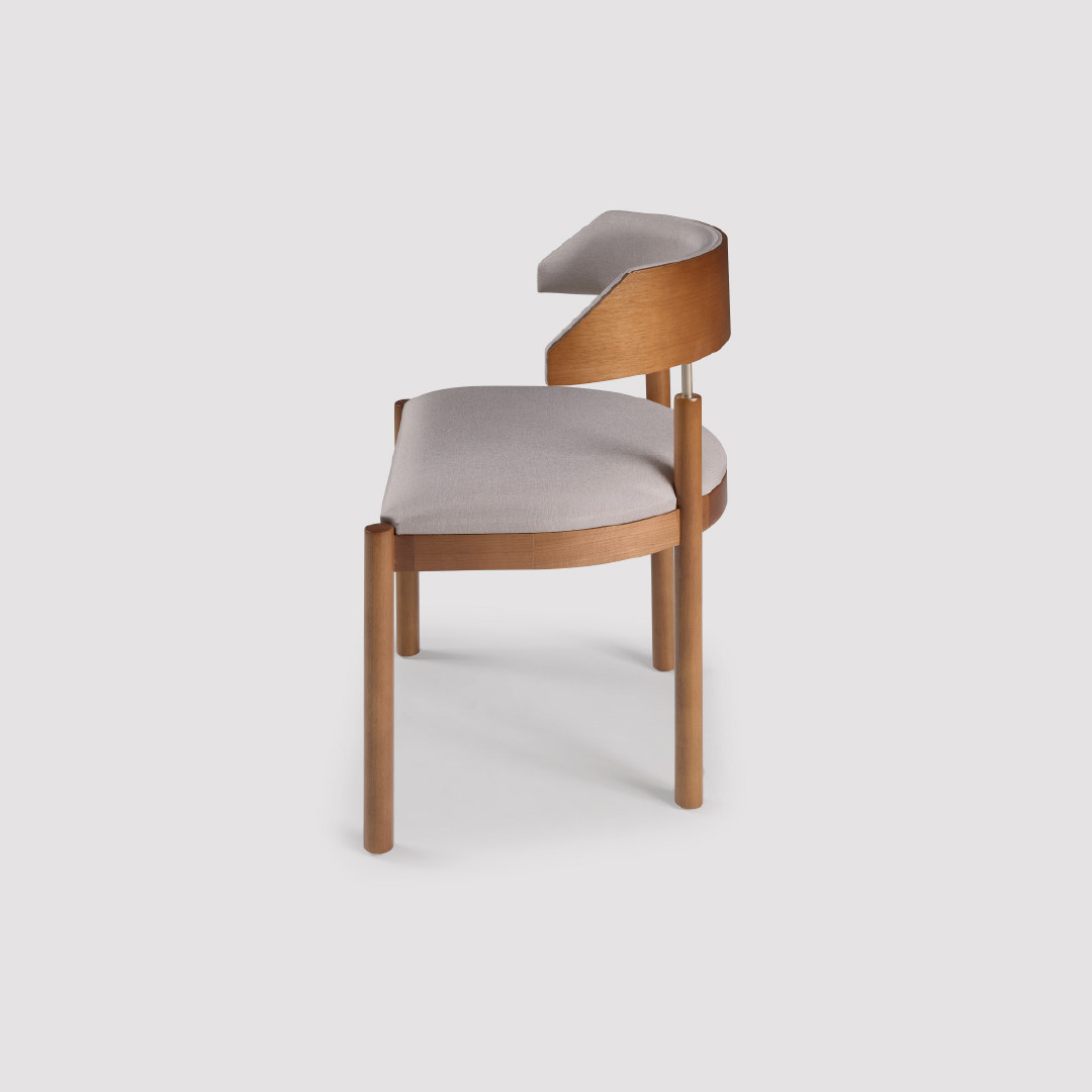 Cadeira Gubbio Estofada em Madeira Maciça com Design Envolvente e Conforto Acolhedor Cadeira Gubbio Estofada em Madeira Maciça com Design Envolvente e Conforto Acolhedor