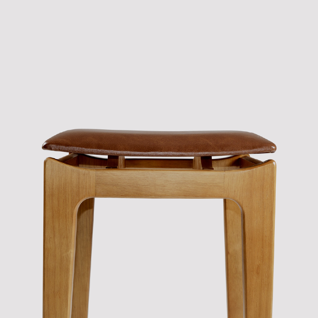 Banqueta Alta Brioni Estofada em Madeira Maciça para Área Gourmet Banqueta Alta Brioni Estofada em Madeira Maciça para Área Gourmet