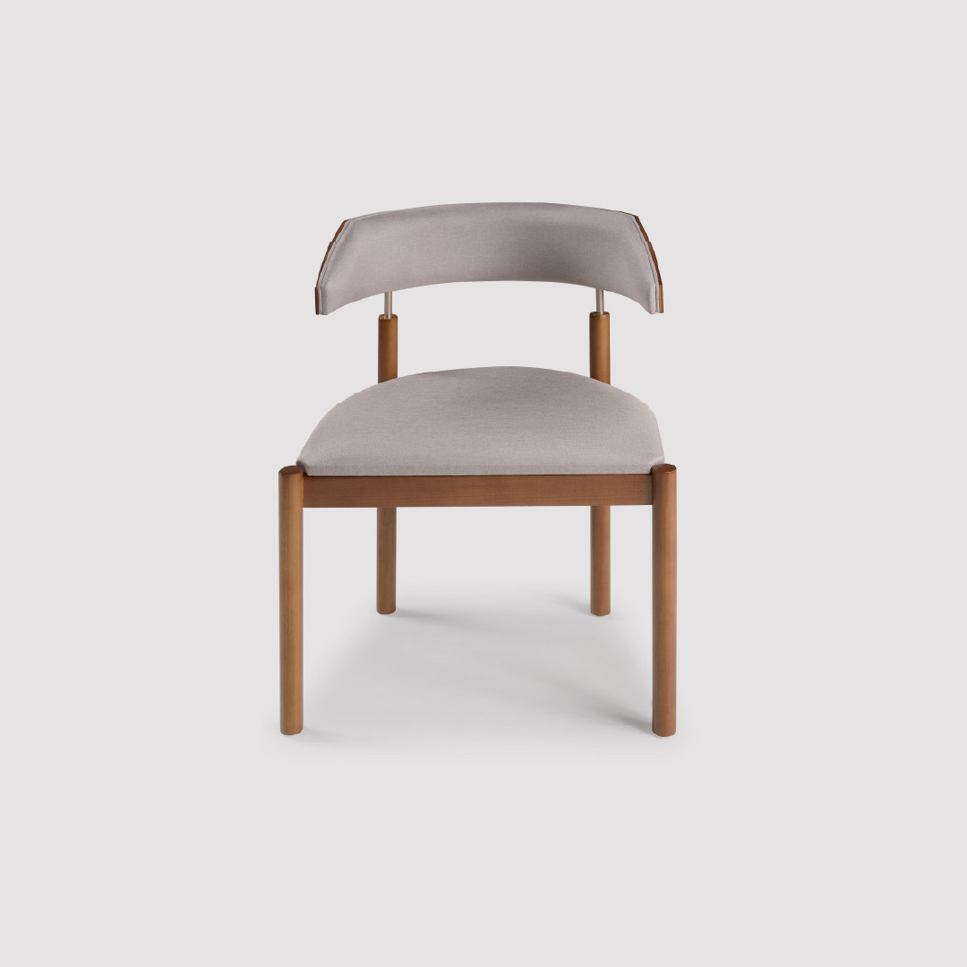 Cadeira Gubbio Estofada em Madeira Maciça com Design Envolvente e Conforto Acolhedor Cadeira Gubbio Estofada em Madeira Maciça com Design Envolvente e Conforto Acolhedor