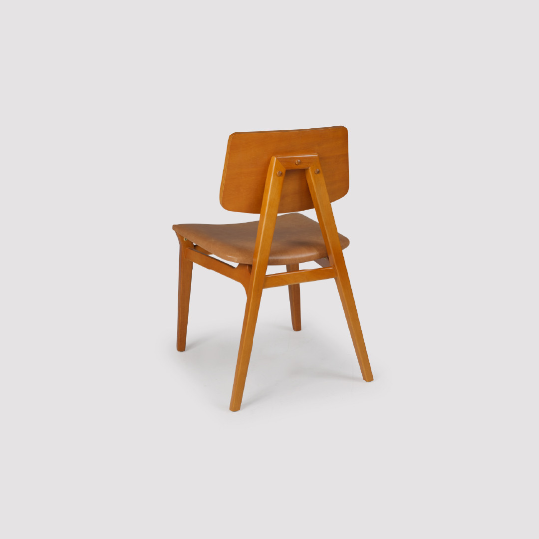 Cadeira Parma Estofada em Madeira Maciça com Design Sofisticado Cadeira Parma Estofada em Madeira Maciça com Design Sofisticado