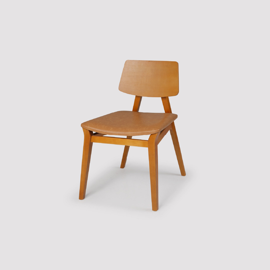 Cadeira Parma Estofada em Madeira Maciça com Design Sofisticado Cadeira Parma Estofada em Madeira Maciça com Design Sofisticado