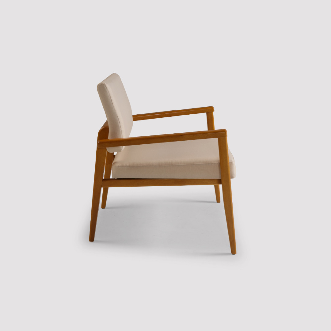 Poltrona de Madeira Estofada Cortona Moderna e Confortável Com Detalhe Em Aço