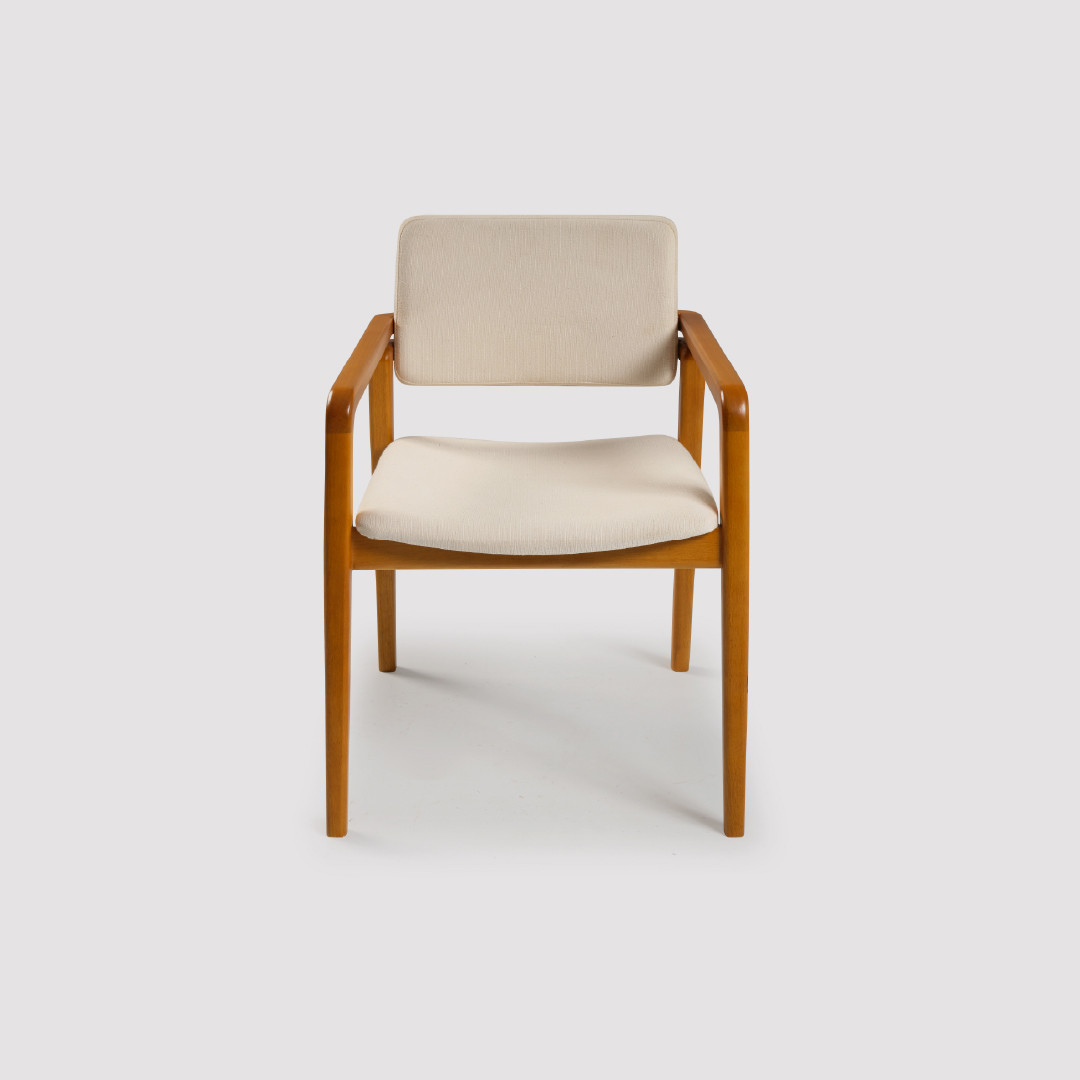 Cadeira Positano Estofada em Madeira Maciça Versátil para Ambientes Modernos Cadeira Positano Estofada em Madeira Maciça Versátil para Ambientes Modernos