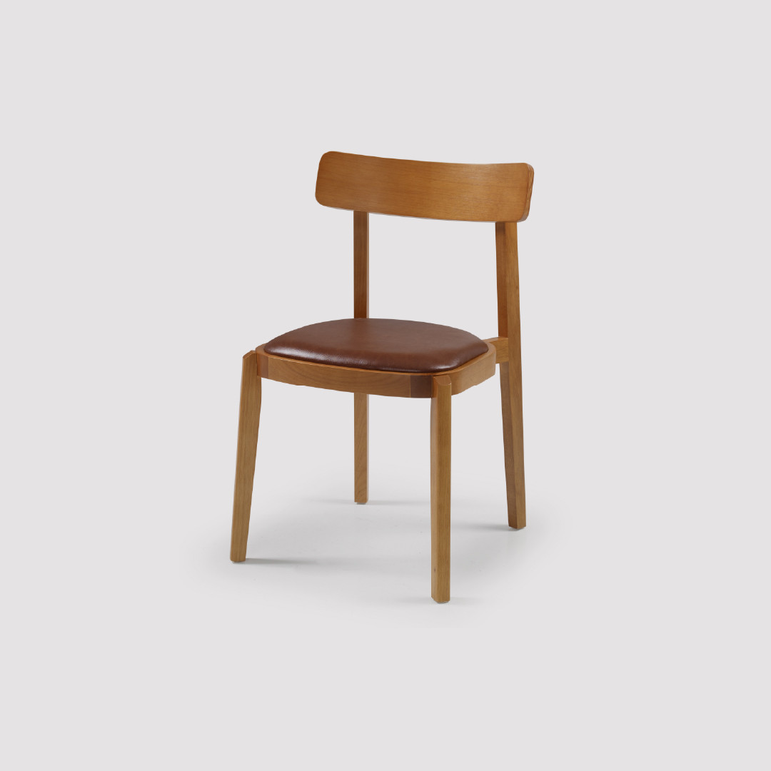 Cadeira Torino Estofada em Madeira Maciça com Design Clean e Minimalista