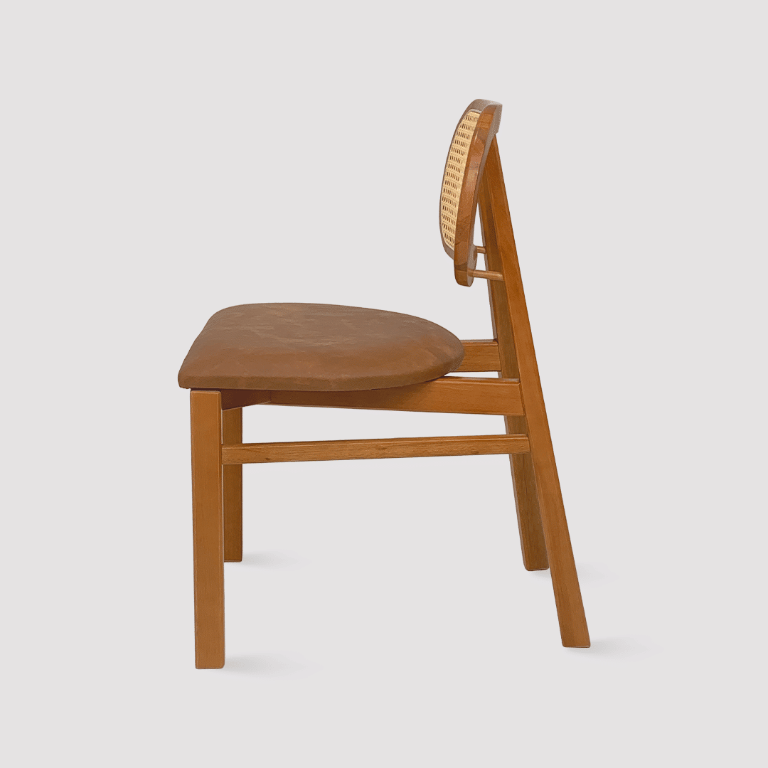 Cadeira Milão Estofada em Madeira Maciça com Design Tradicional Moderno Cadeira Milão Estofada em Madeira Maciça com Design Tradicional Moderno