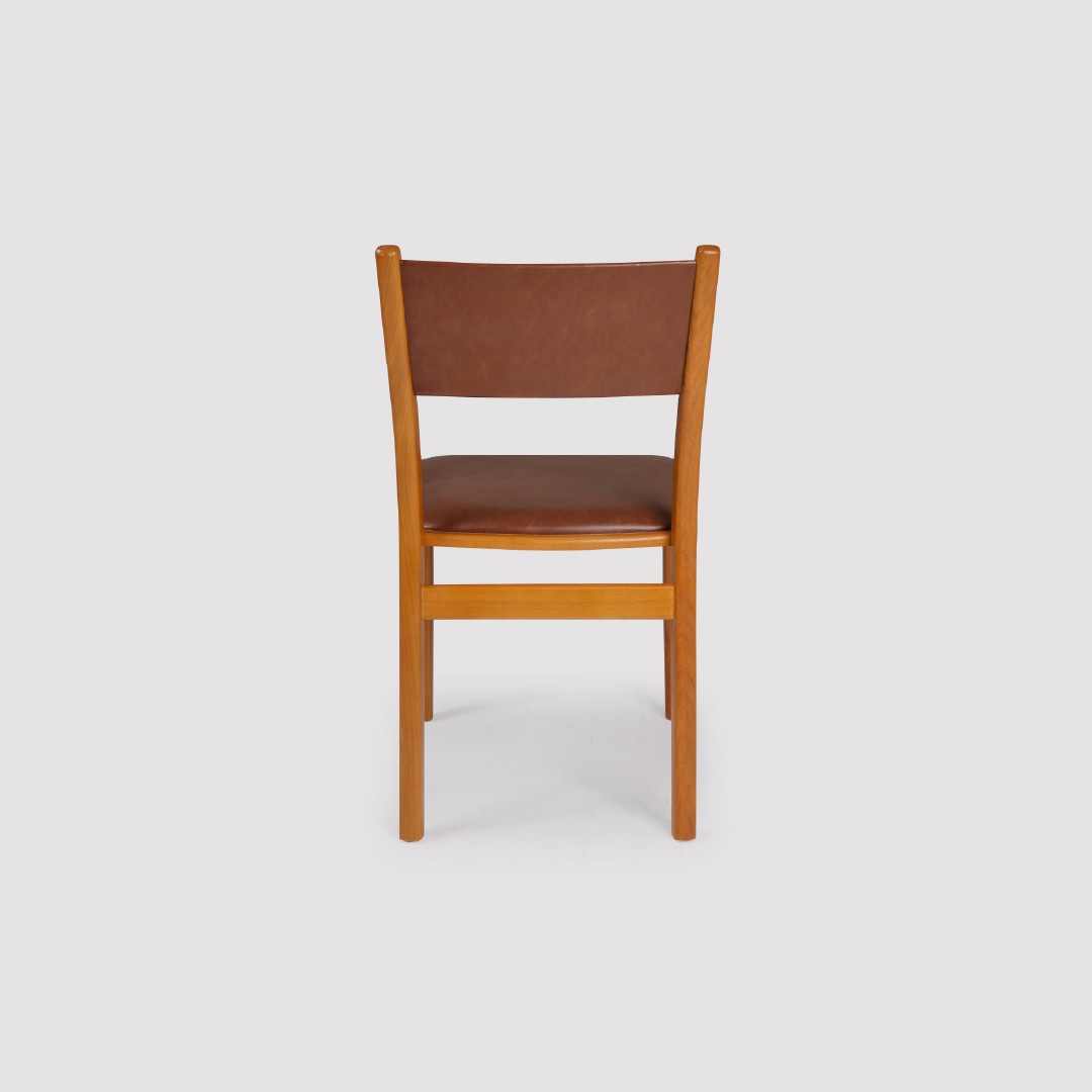 Cadeira Asolo Estofada em Madeira Maciça com Design Contemporâneo Equilibrado Cadeira Asolo Estofada em Madeira Maciça com Design Contemporâneo Equilibrado