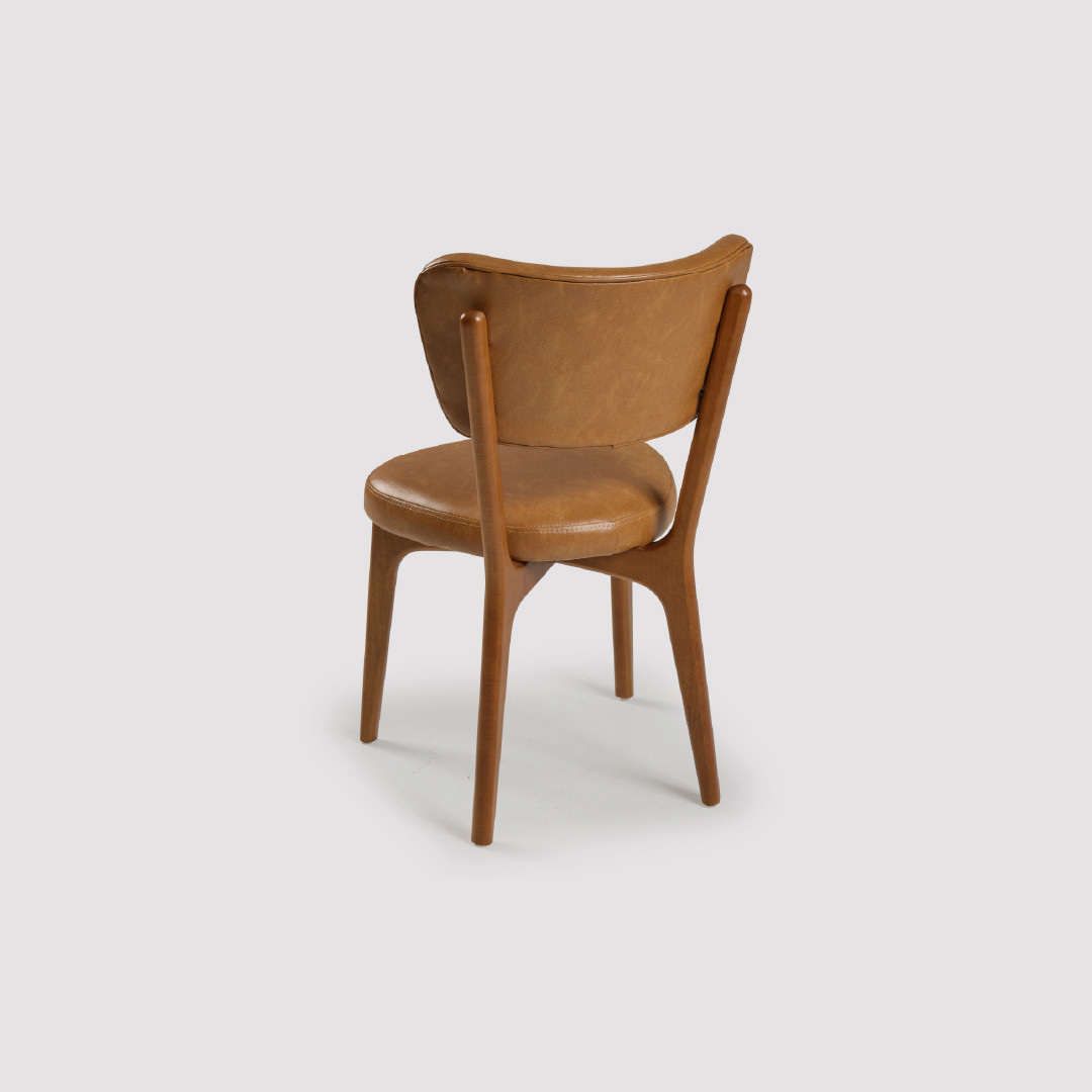 Cadeira Bari Estofada em Madeira Maciça com Design Moderno e Personalidade Cadeira Bari Estofada em Madeira Maciça com Design Moderno e Personalidade
