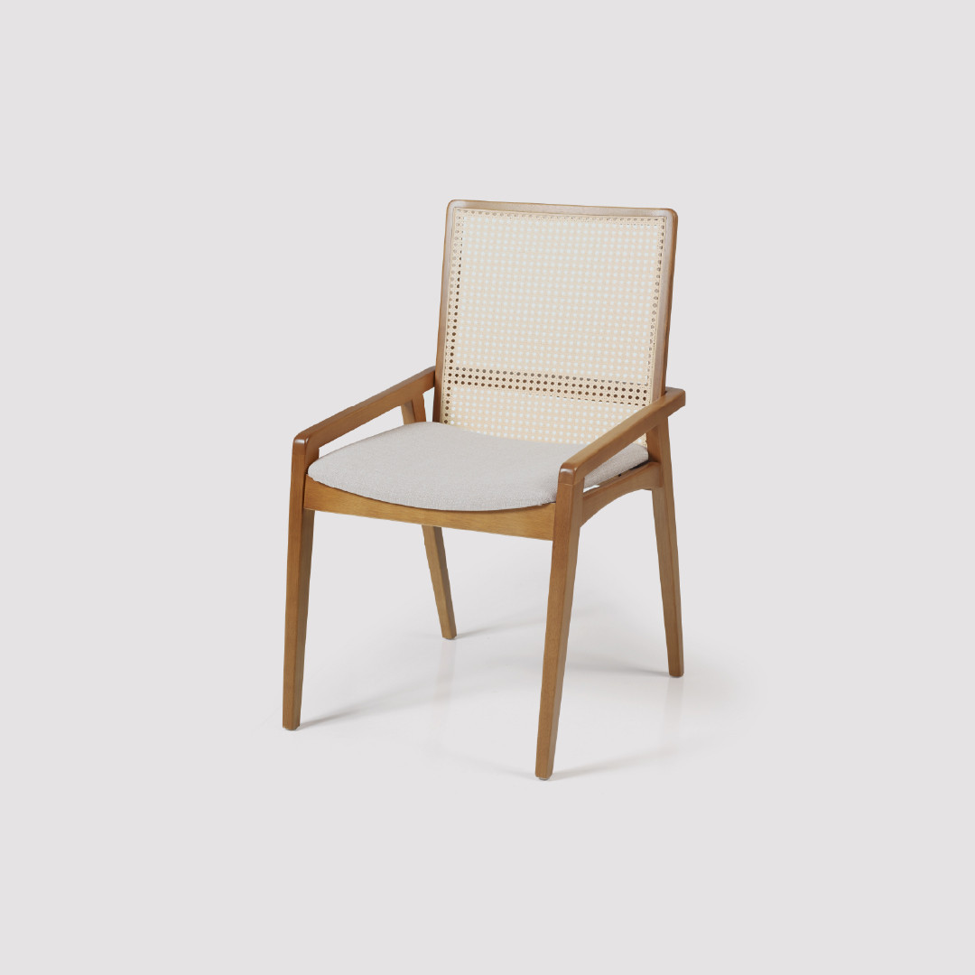 Cadeira Belluno Estofada em Madeira Maciça para Uso Prático no Dia a Dia Cadeira Belluno Estofada em Madeira Maciça para Uso Prático no Dia a Dia