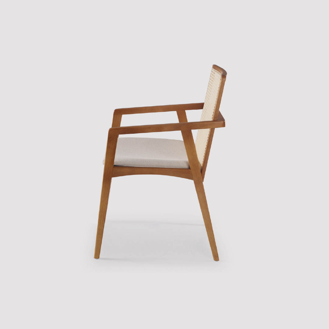 Cadeira Belluno com Braço Estofada em Madeira Maciça para Conforto Prolongado