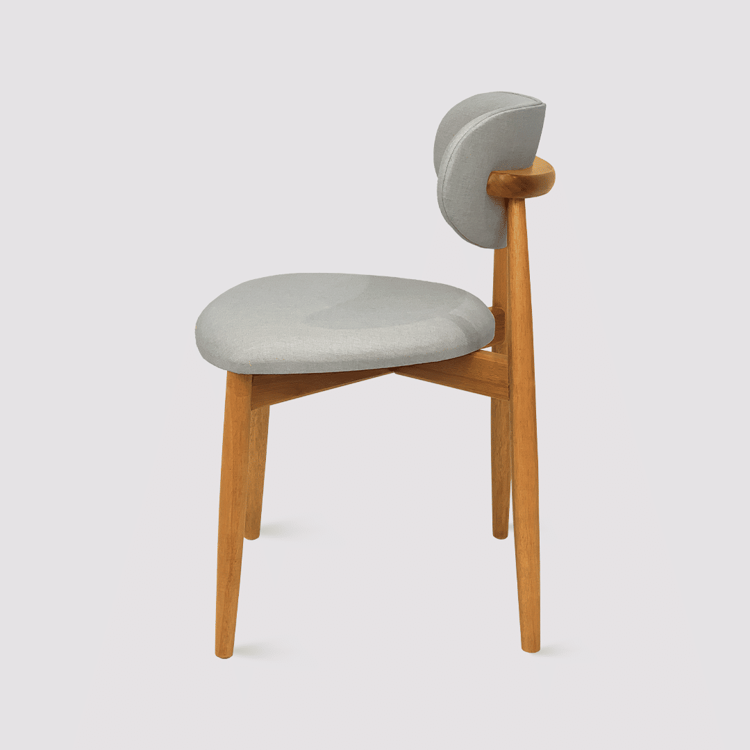 Cadeira Porto Estofada em Madeira Maciça com Design Minimalista