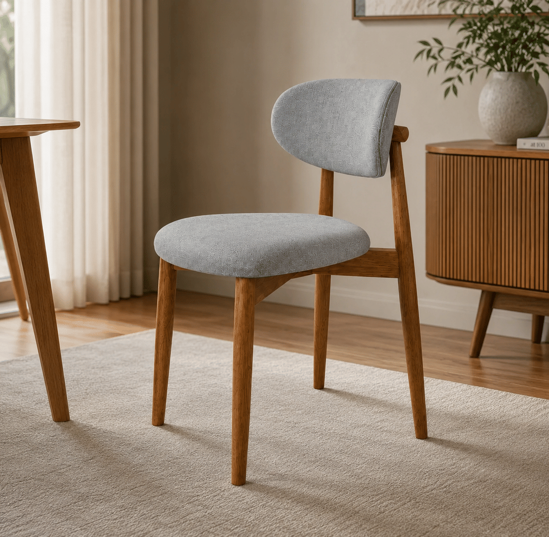 Cadeira Porto Estofada Linho Cinza em Madeira Maciça cor Imbuia com Design Minimalista Cadeira Porto Estofada Linho Cinza em Madeira Maciça cor Imbuia com Design Minimalista