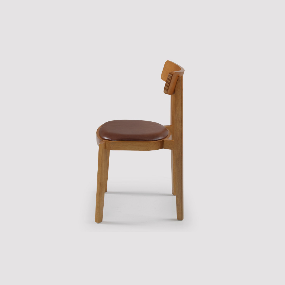 Cadeira Torino Estofada em Madeira Maciça com Design Clean e Minimalista Cadeira Torino Estofada em Madeira Maciça com Design Clean e Minimalista