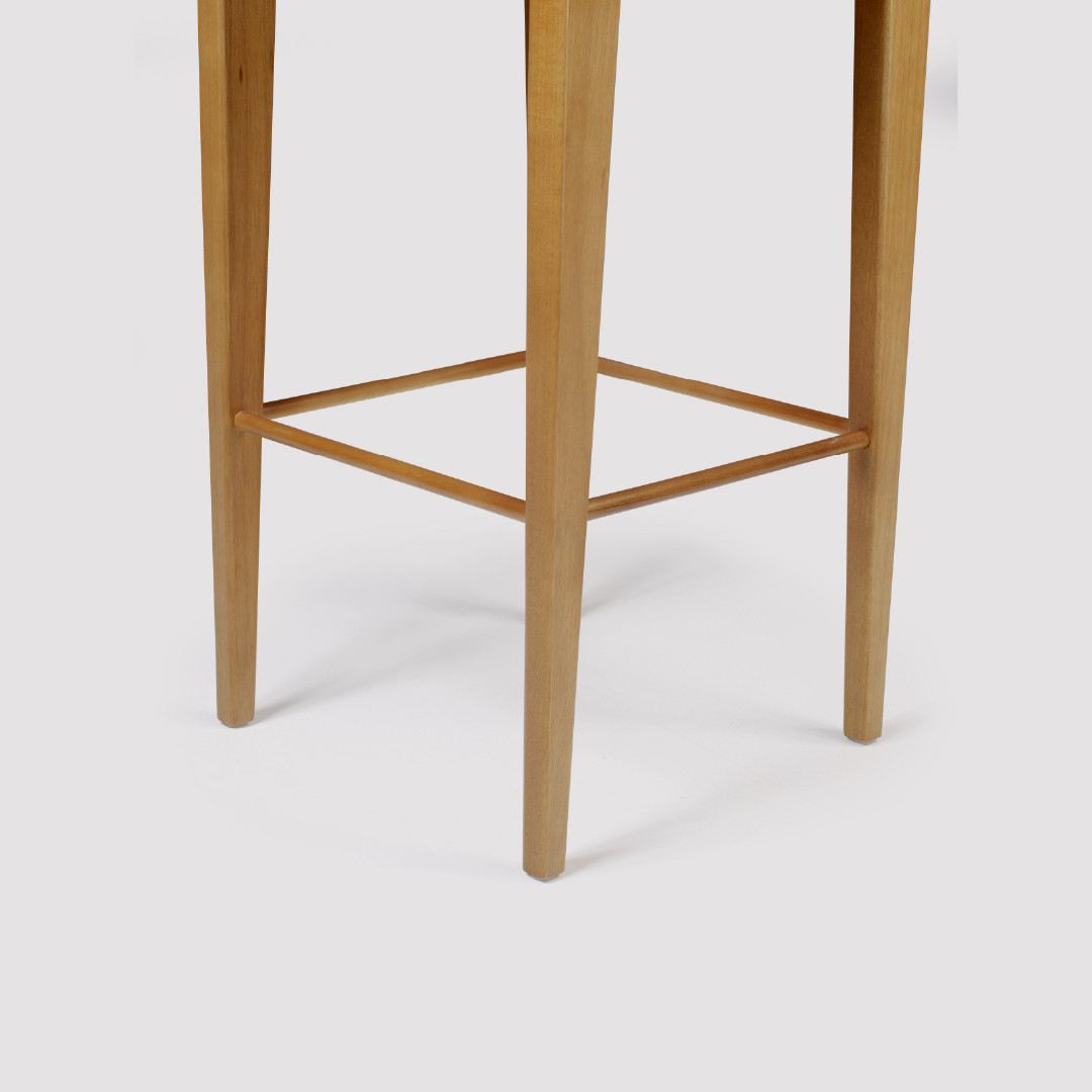 Banqueta Alta Brioni Estofada em Madeira Maciça para Área Gourmet Banqueta Alta Brioni Estofada em Madeira Maciça para Área Gourmet