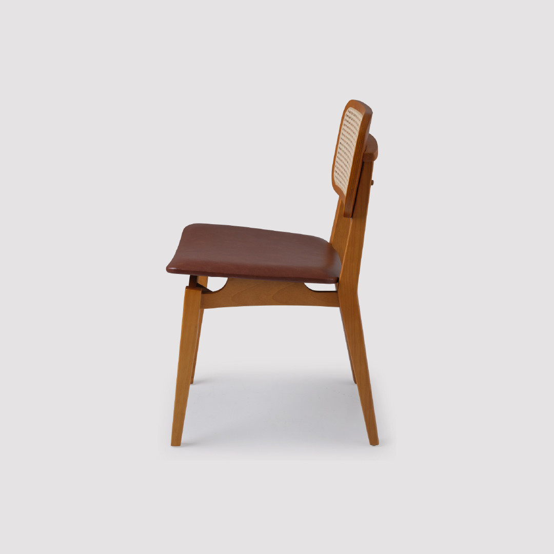 Cadeira Ferrara com Tela Natural em Madeira Maciça com Estilo Orgânico