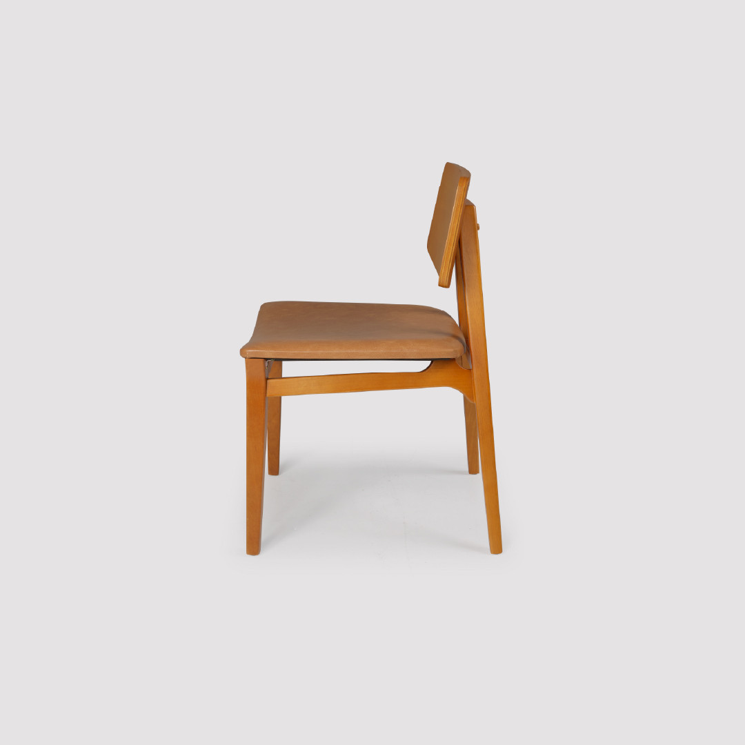 Cadeira Parma Estofada em Madeira Maciça com Design Sofisticado Cadeira Parma Estofada em Madeira Maciça com Design Sofisticado