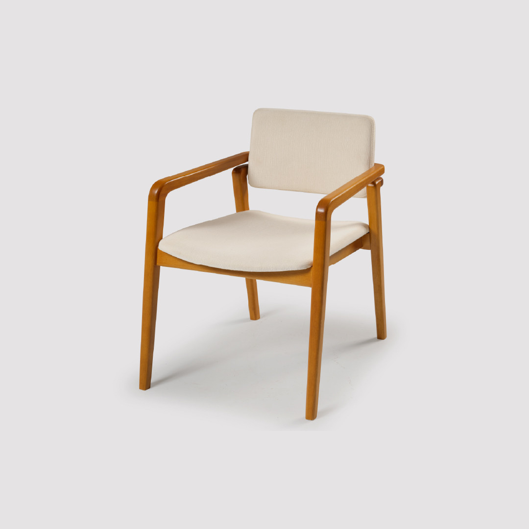 Cadeira Positano Estofada em Madeira Maciça Versátil para Ambientes Modernos Cadeira Positano Estofada em Madeira Maciça Versátil para Ambientes Modernos