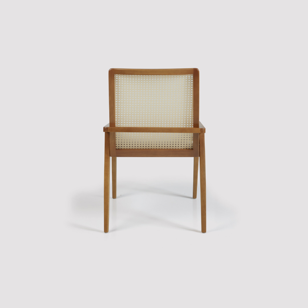 Cadeira Belluno Estofada em Madeira Maciça para Uso Prático no Dia a Dia Cadeira Belluno Estofada em Madeira Maciça para Uso Prático no Dia a Dia