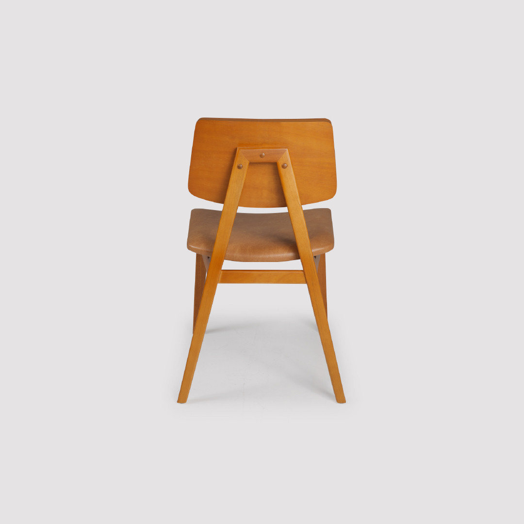 Cadeira Parma Estofada em Madeira Maciça com Design Sofisticado Cadeira Parma Estofada em Madeira Maciça com Design Sofisticado