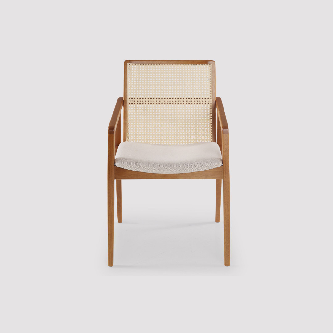 Cadeira Belluno com Braço Estofada em Madeira Maciça para Conforto Prolongado