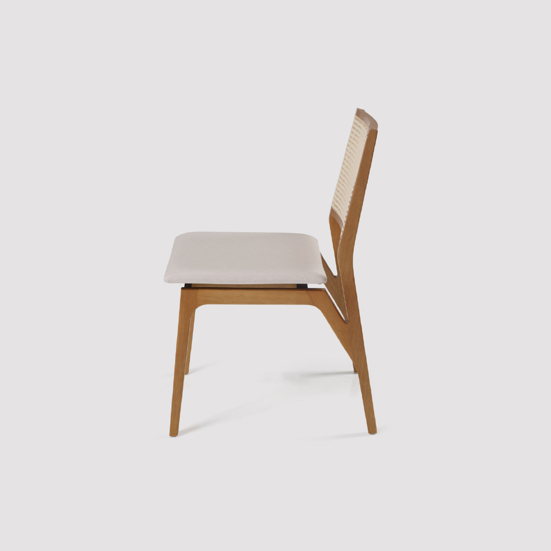 Cadeira Trento Estofada em Madeira Maciça com Tela Portuguesa e Conforto Funcional Cadeira Trento Estofada em Madeira Maciça com Tela Portuguesa e Conforto Funcional