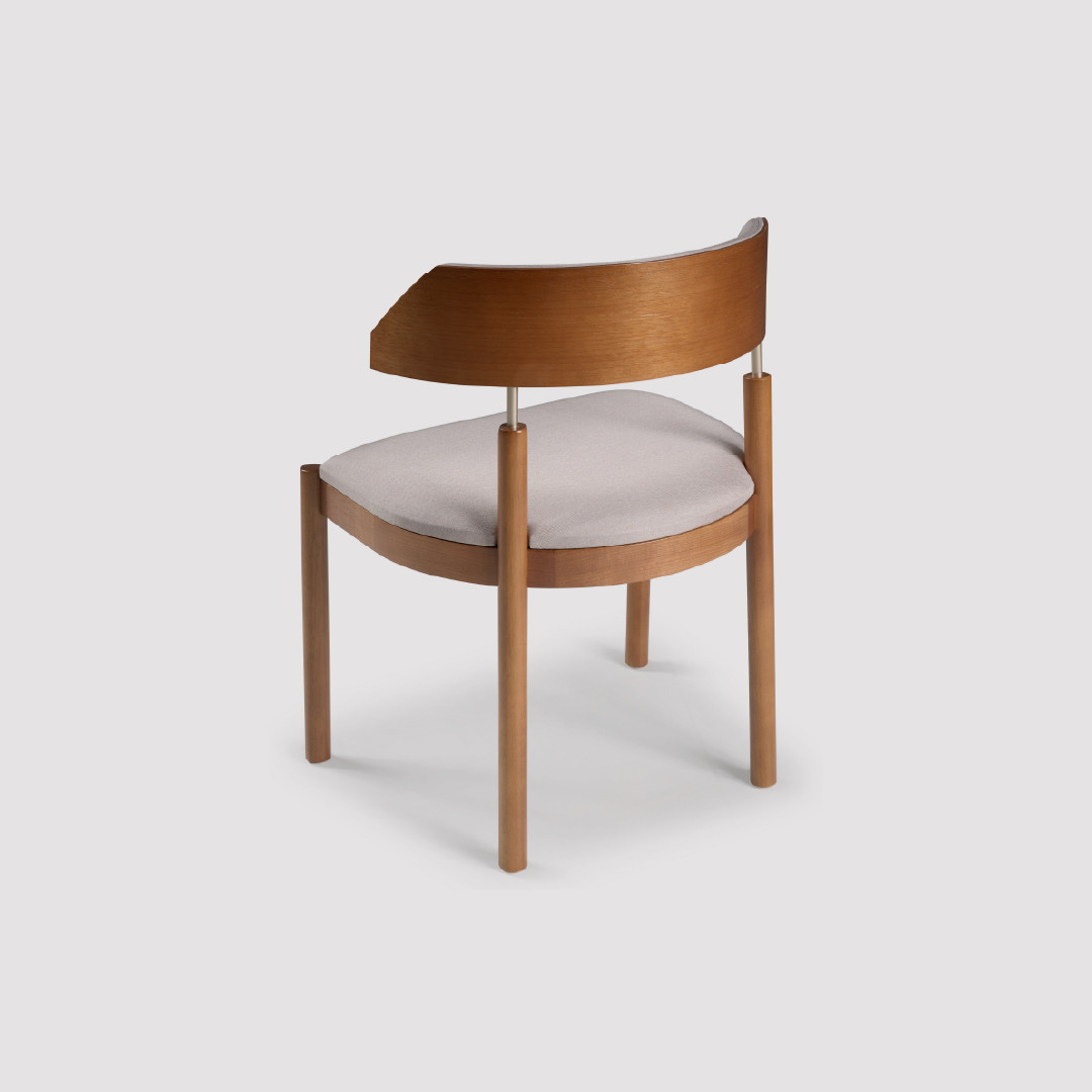 Cadeira Gubbio Estofada em Madeira Maciça com Design Envolvente e Conforto Acolhedor Cadeira Gubbio Estofada em Madeira Maciça com Design Envolvente e Conforto Acolhedor