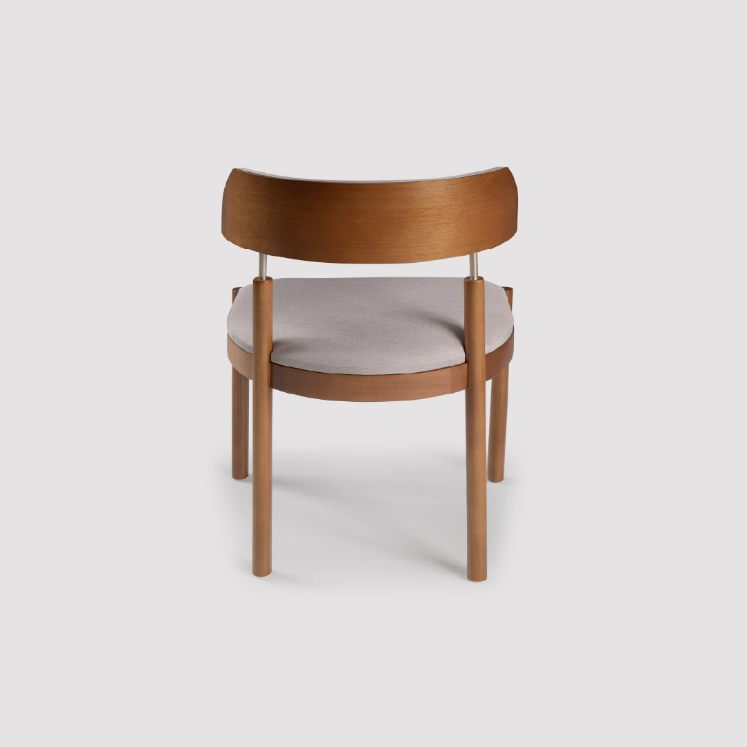 Cadeira Gubbio Estofada em Madeira Maciça com Design Envolvente e Conforto Acolhedor Cadeira Gubbio Estofada em Madeira Maciça com Design Envolvente e Conforto Acolhedor