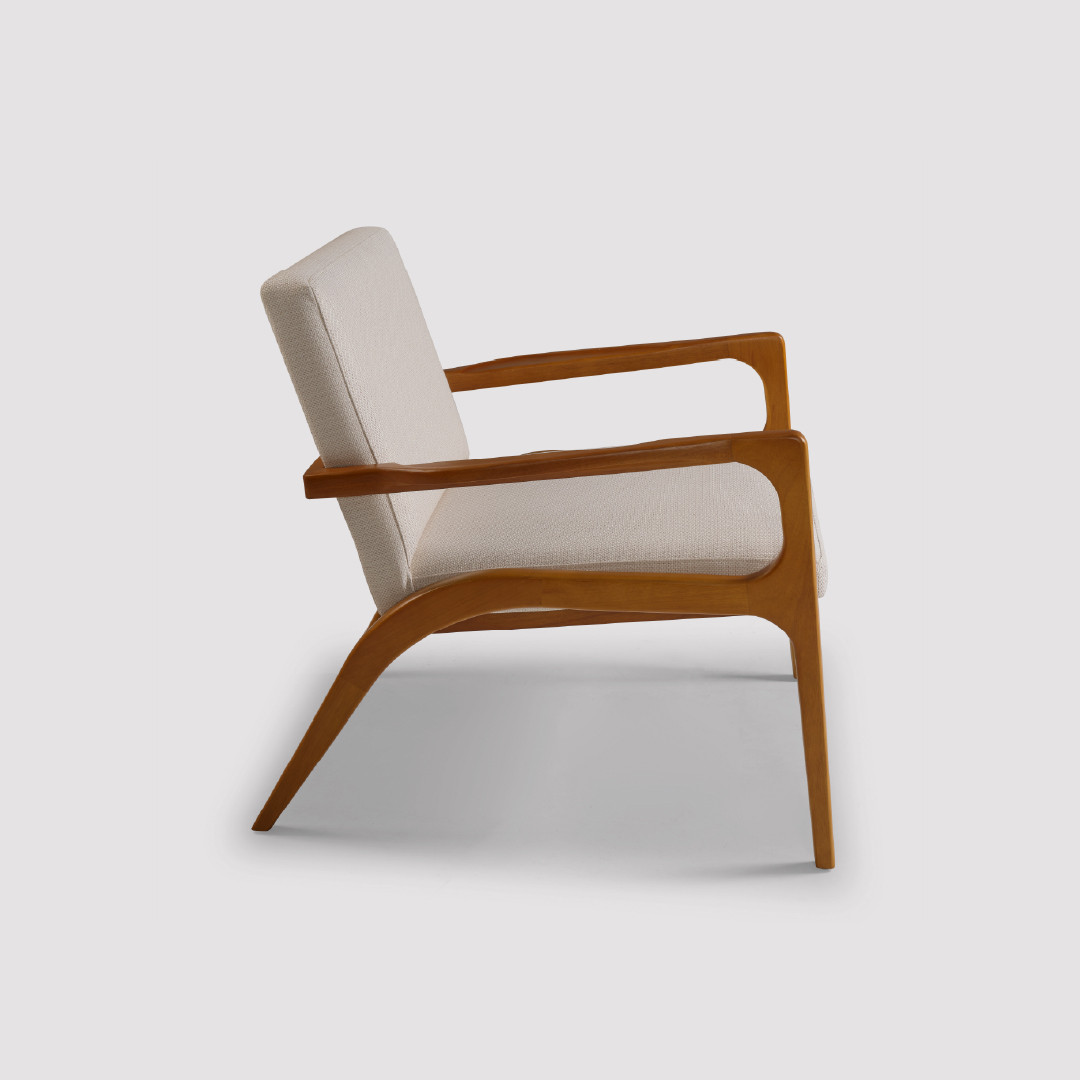 Poltrona de Madeira Maciça Estofada Brioni Poltrona de Madeira Maciça Estofada Brioni