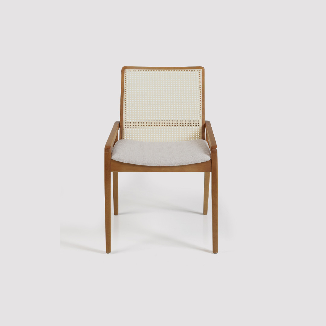 Cadeira Belluno Estofada em Madeira Maciça para Uso Prático no Dia a Dia Cadeira Belluno Estofada em Madeira Maciça para Uso Prático no Dia a Dia