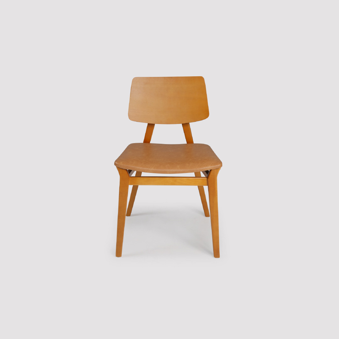 Cadeira Parma Estofada em Madeira Maciça com Design Sofisticado Cadeira Parma Estofada em Madeira Maciça com Design Sofisticado