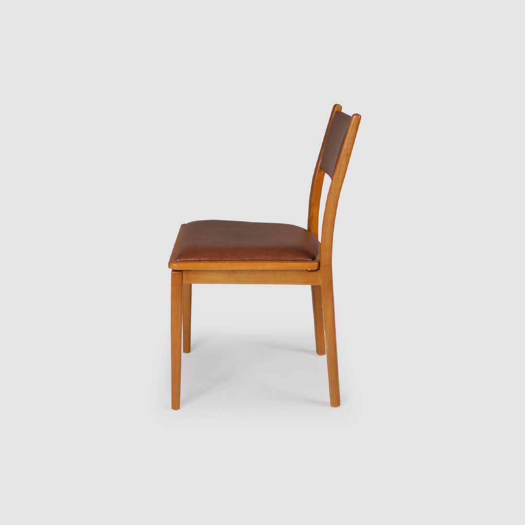 Cadeira Asolo Estofada em Madeira Maciça com Design Contemporâneo Equilibrado Cadeira Asolo Estofada em Madeira Maciça com Design Contemporâneo Equilibrado