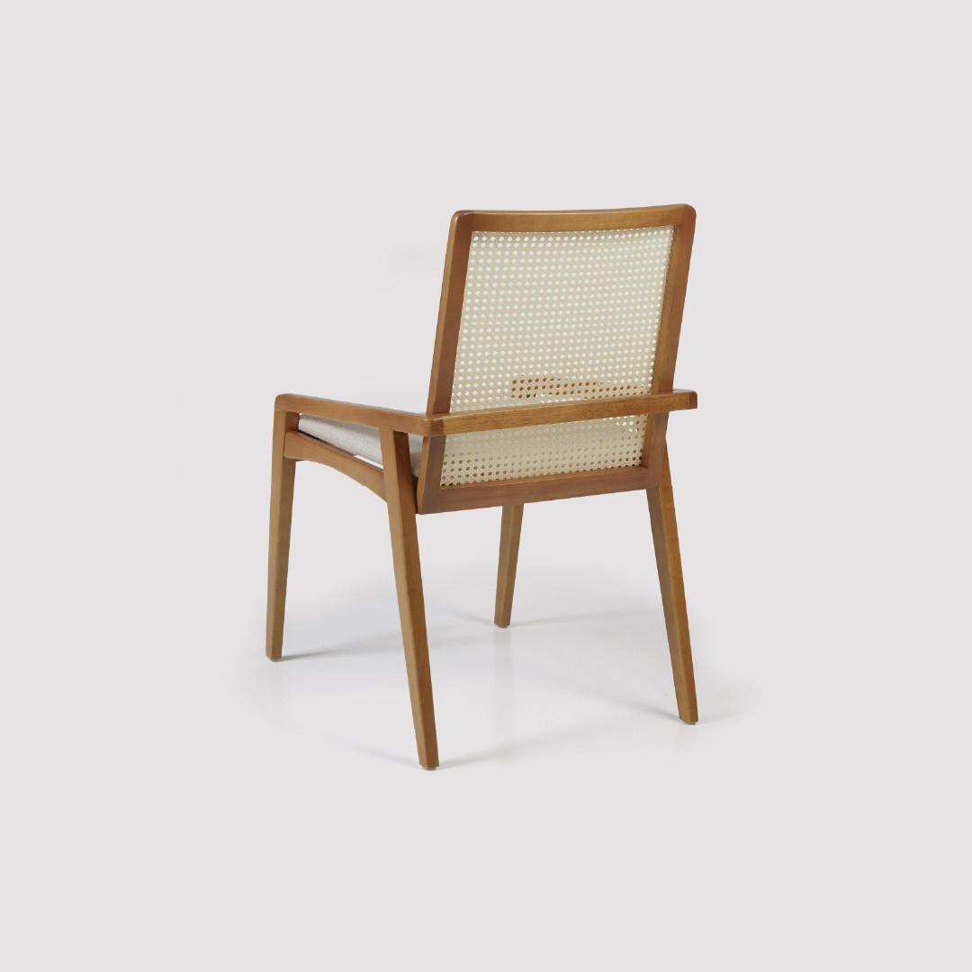 Cadeira Belluno Estofada em Madeira Maciça para Uso Prático no Dia a Dia Cadeira Belluno Estofada em Madeira Maciça para Uso Prático no Dia a Dia