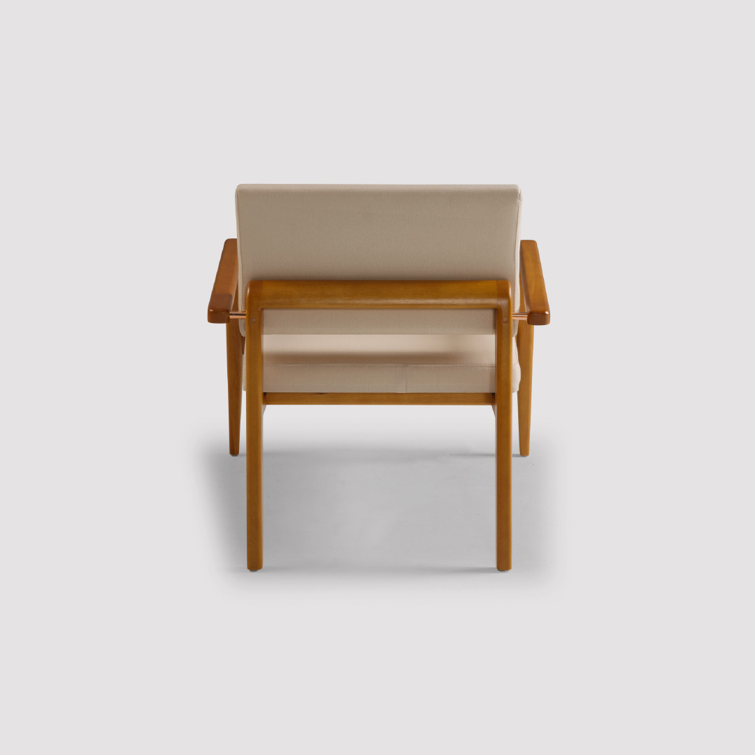 Poltrona de Madeira Estofada Cortona Moderna e Confortável Com Detalhe Em Aço